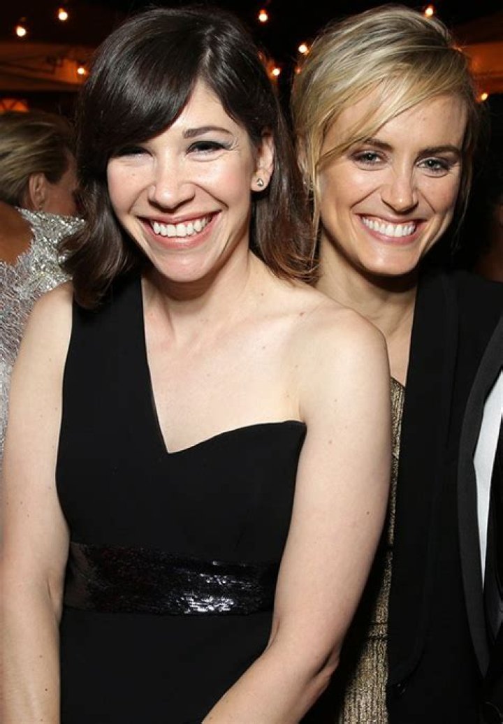 Are Carrie Brownstein & Taylor Schilling Dating? OITNB Star Speaks – Hollywood Life