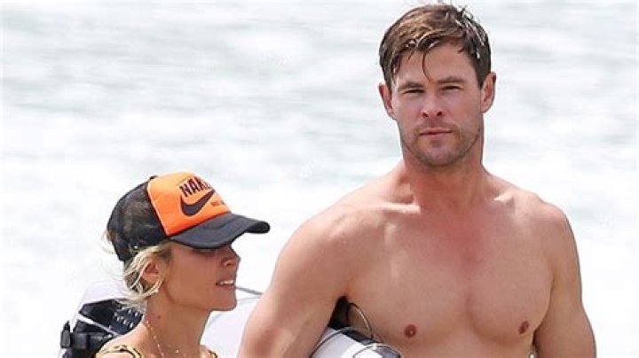 Chris Hemsworth & Wife Elsa Pataky Show Off Swimsuits On Vacation – Hollywood Life