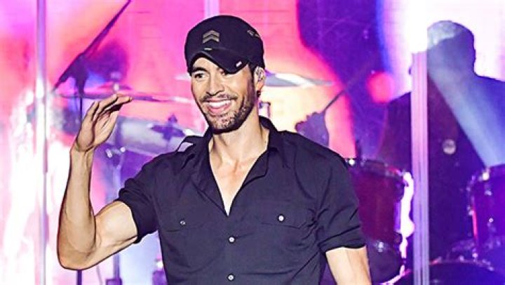 Enrique Iglesias & Fan Kiss Onstage Despite Anna Kournikova Relationship – Hollywood Life