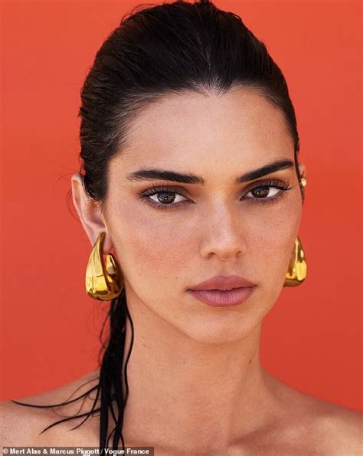 Kendall Jenner & More Celebs Rocking Tiny Swimsuits – Hollywood Life
