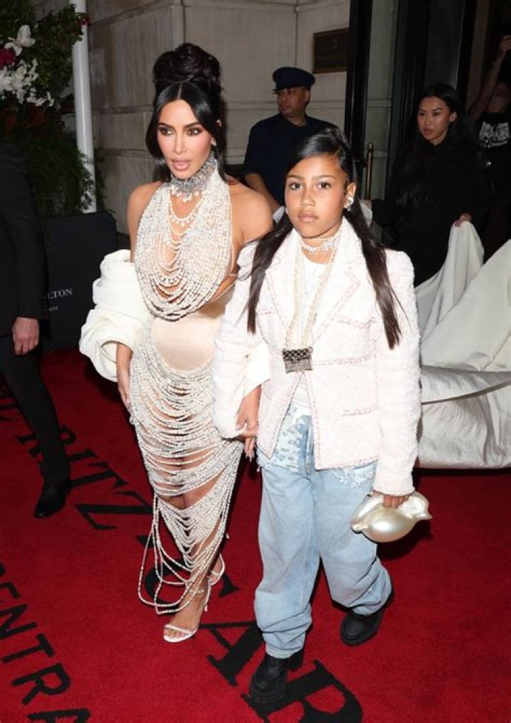 Kim Kardashian’s Girls, North, 7, & Chicago, 2, Cuddle Close Together In Sweet Sister Pics