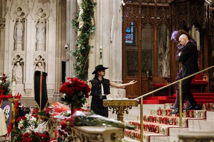 Matthew Crawley’s Funeral — New Season 4 Set Pics – Hollywood Life