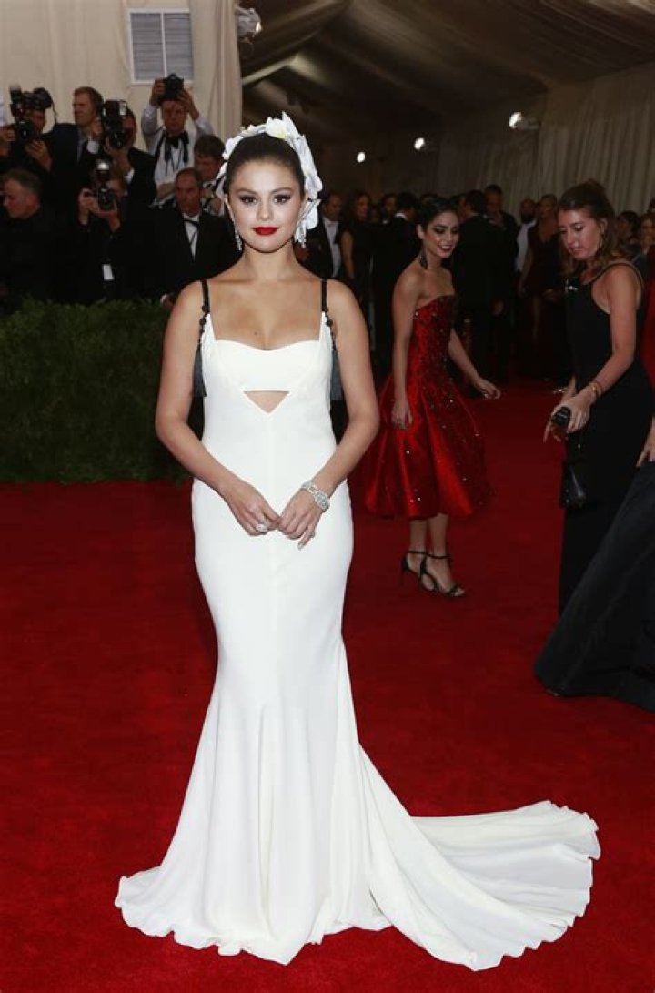 Selena Gomez Walks Onstage Barefoot & Jokes About Getting Botox At SAG Awards