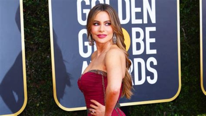 Sofia Vergara’s Plunging Red Dress Channels Jessica Rabbit – Photo – Hollywood Life